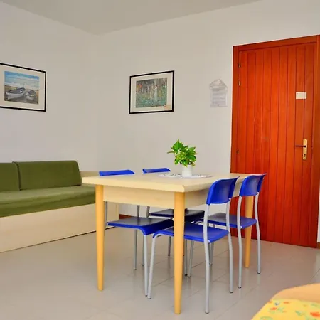 Bright And Functional Flat With Seaview Balcony * Μπιμπιόνε