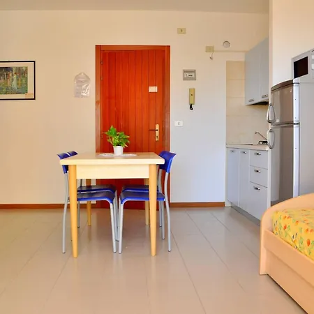 Bright And Functional Flat With Seaview Balcony Μπιμπιόνε